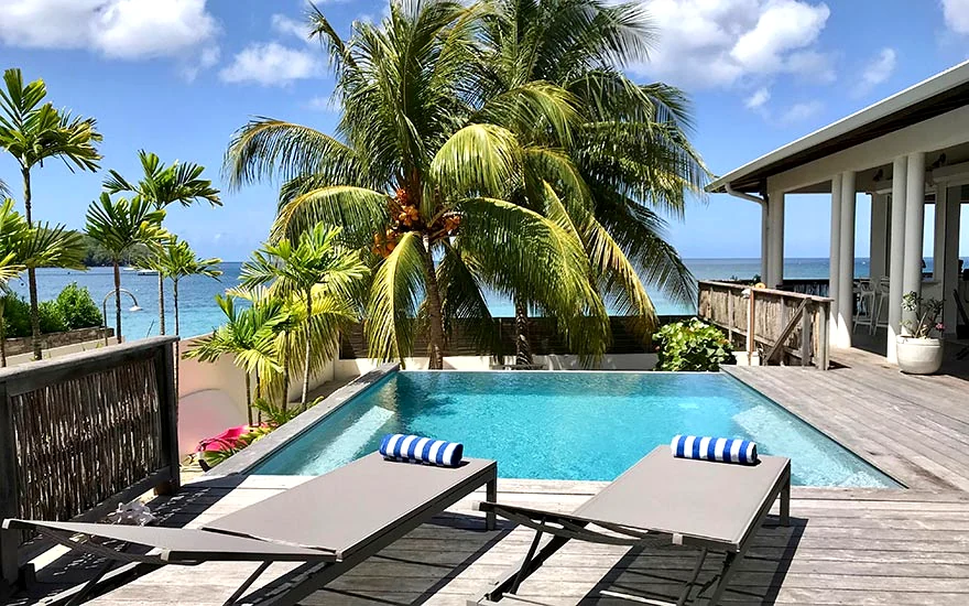 Piscine à débordement de Villa Key West face à la mer